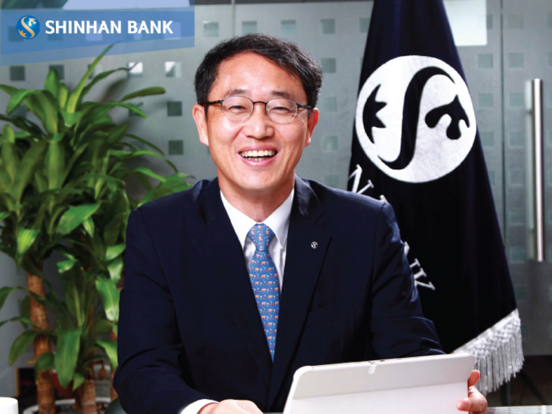 Shinhan bank. Шинхан. Shinhan Bank Korea. Корейцы в банке. Банк Чой.